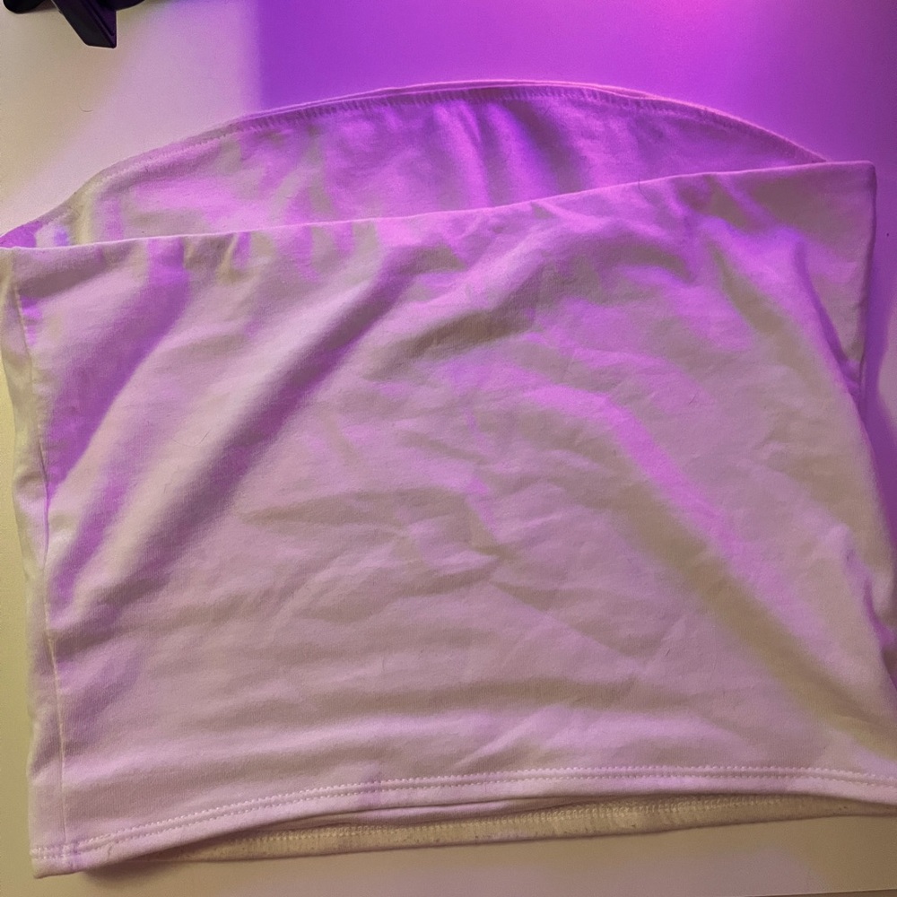 pretty white strapless crop top with nothing on it and no tears!